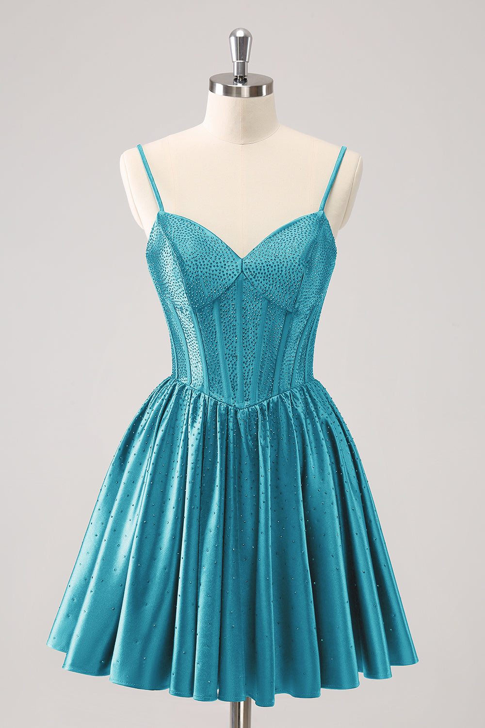 Vestido corto verde oscuro con tirantes finos, volantes y corsé para fiesta de bienvenida con cuentas