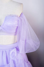Vestido de fiesta de dos piezas color lavanda con hombros descubiertos, volantes y abertura PSK469