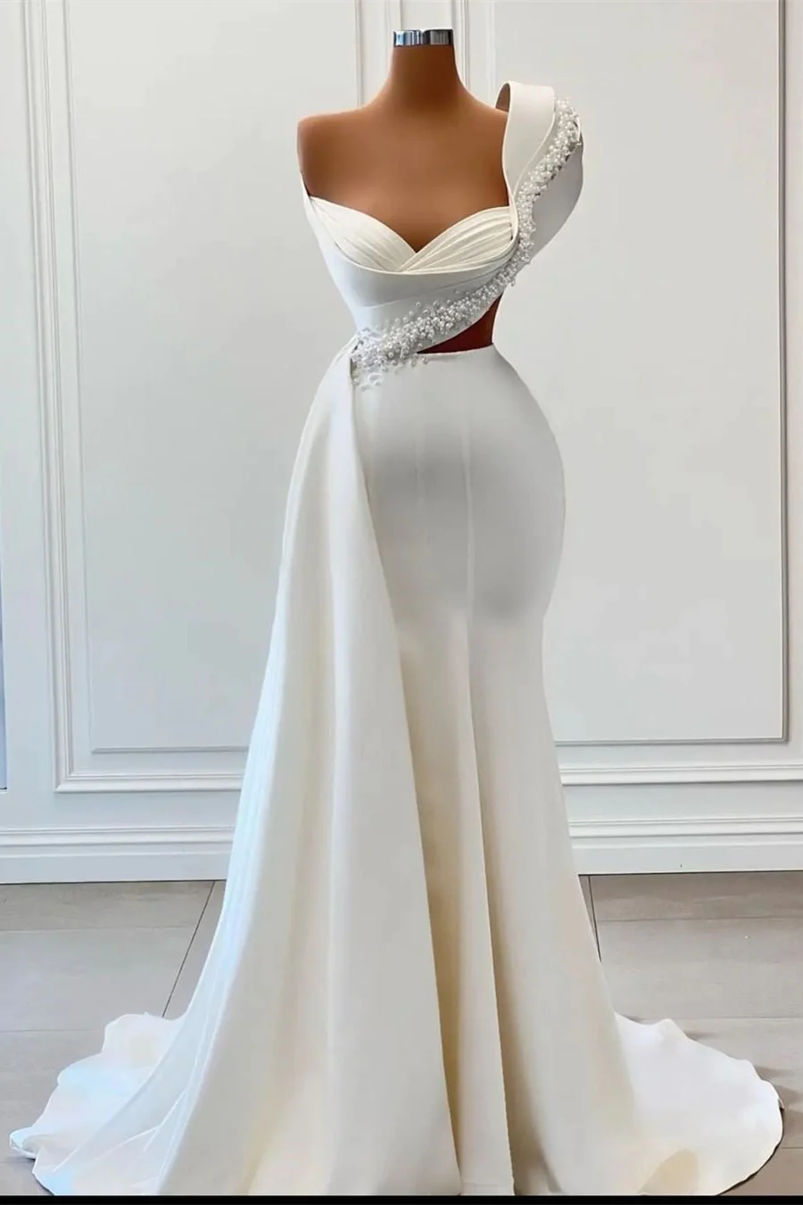 Fabuloso vestido de novia de un solo hombro, escote corazón, sin mangas y con cuentas Y1761