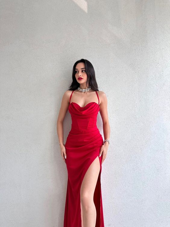 Vestido de noche largo de satén fruncido con escote corazón y corte tubo Y5713