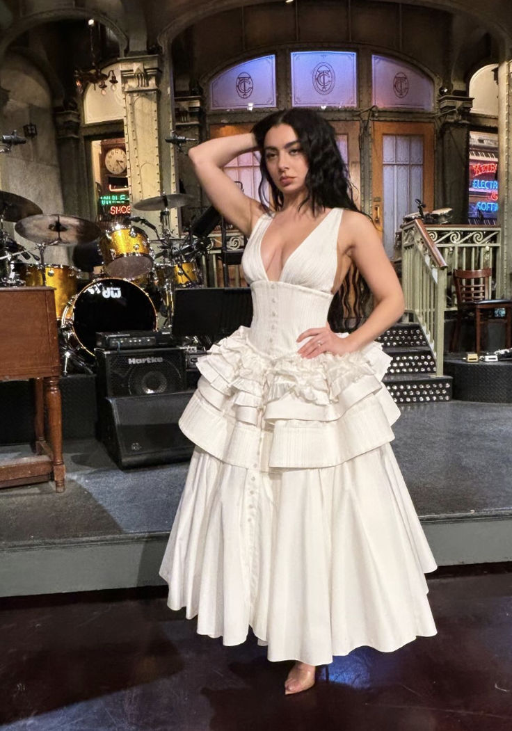 Vestido de noche elegante de satén multicapa con escote en V profundo, corte A, blanco, para fiesta formal, Y8145
