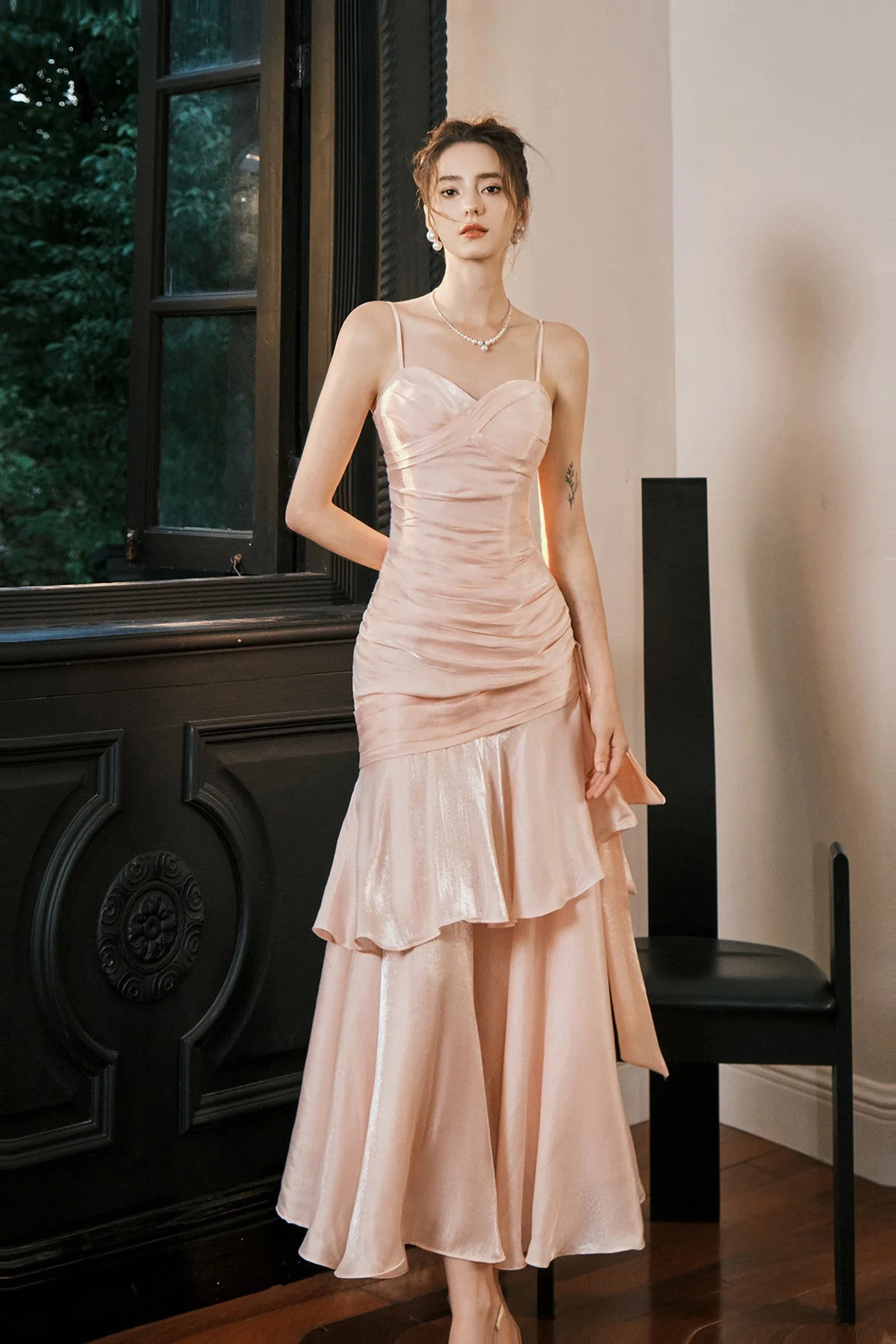 Vestido de noche largo de satén con escote corazón y tirantes finos en color rosa Y8092
