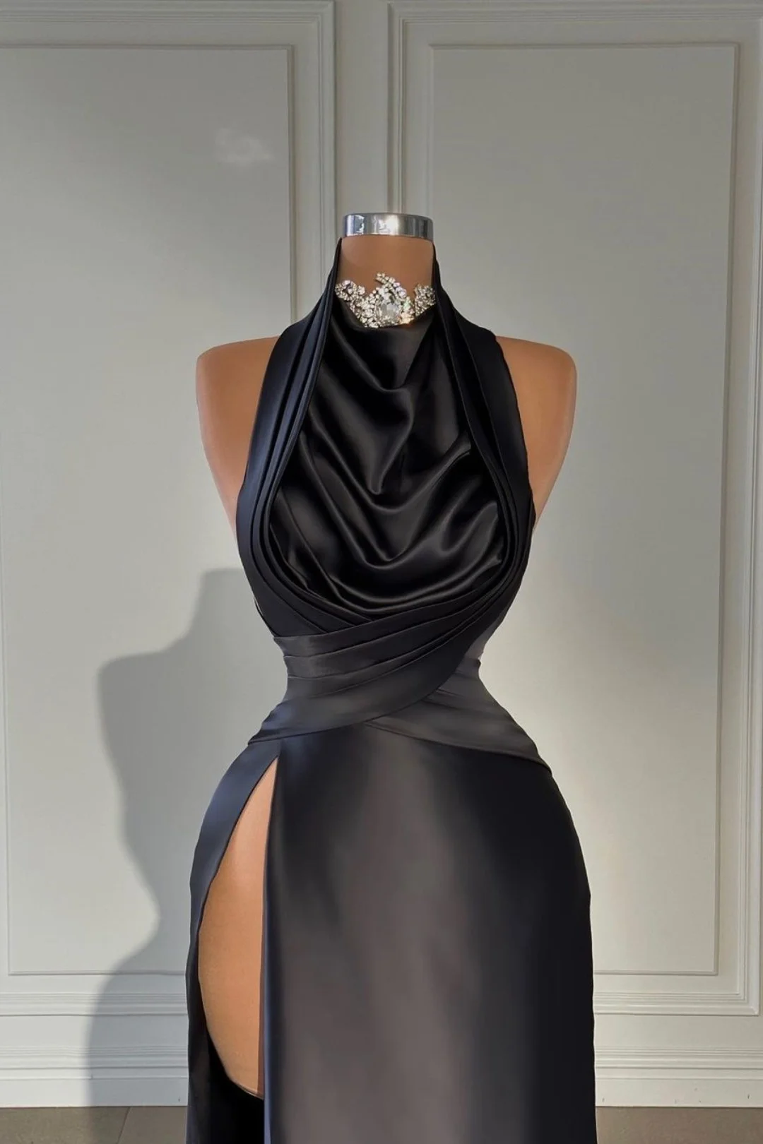 Vestido de noche largo negro de satén con cuello halter y abertura alta plisada Y4355