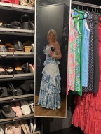 Wunderschönes blaues ärmelloses V-Ausschnitt Spitzenrüschen gestuftes Abendkleid formelles Ballkleid Y8460