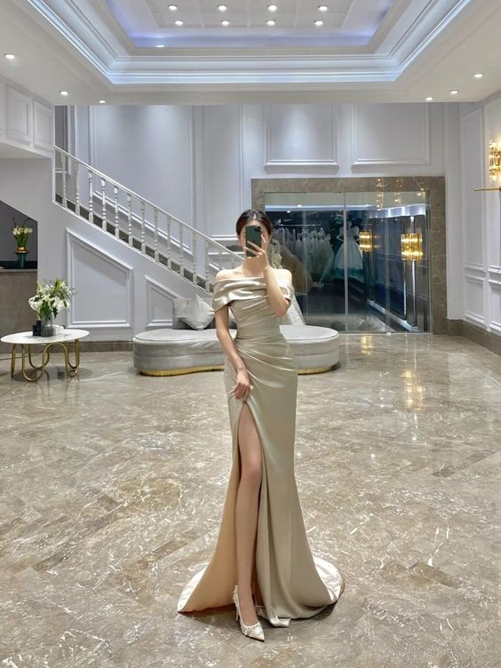 Vestido de noche elegante con hombros descubiertos y abertura alta Y7141