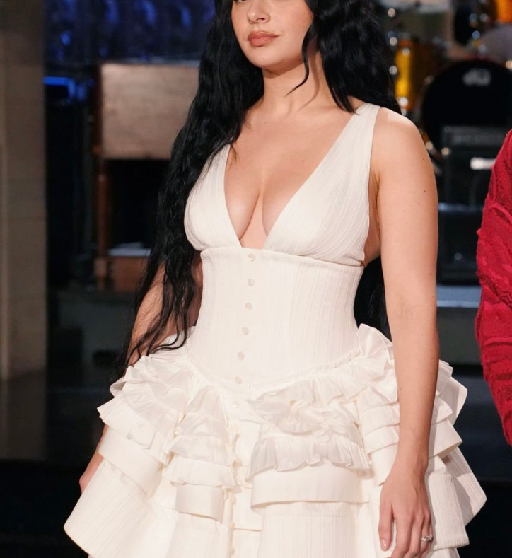 Edles tiefes V-Ausschnitt Mehrlagiges Satin A-Linie Abendkleid Weißes formelles Ballkleid Y8145