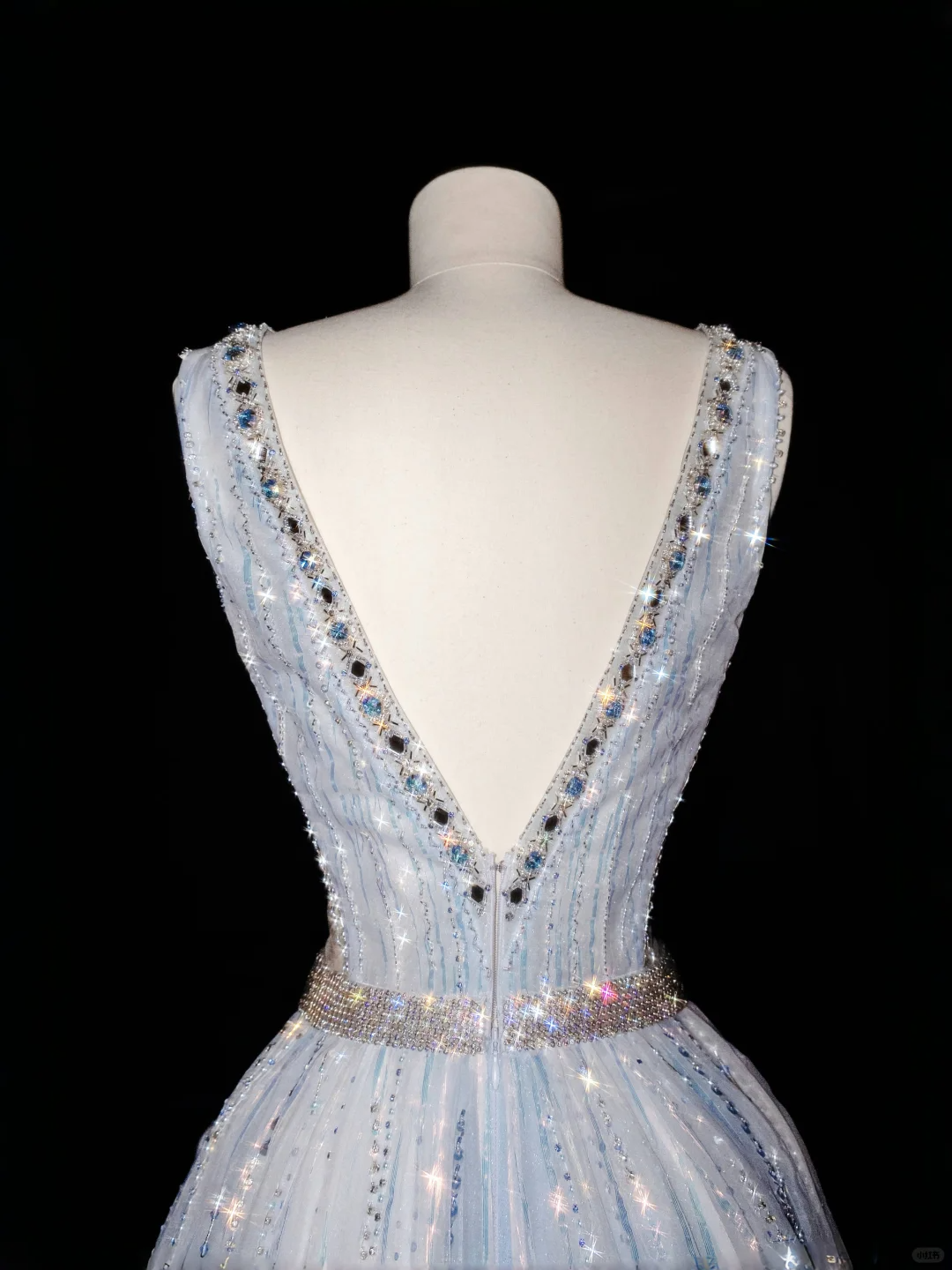 Glamouröses A-Linien-Ballkleid mit V-Ausschnitt und Tüll, Perlen und Federn, Abendkleid Y8682