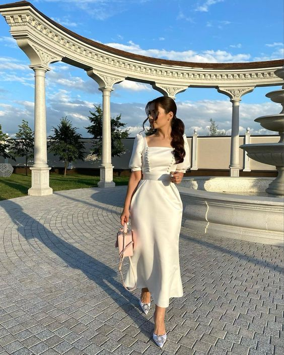 Elfenbeinfarbenes Abendkleid in Teelänge mit halben Ärmeln Y4568