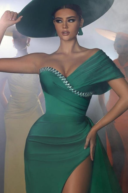 Vestido de fiesta vintage largo verde sirena con un solo hombro, cuentas y abertura