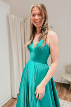 Rosie | A-Linien-Ballkleid aus Satin mit Spaghettiträgern und Schlitz