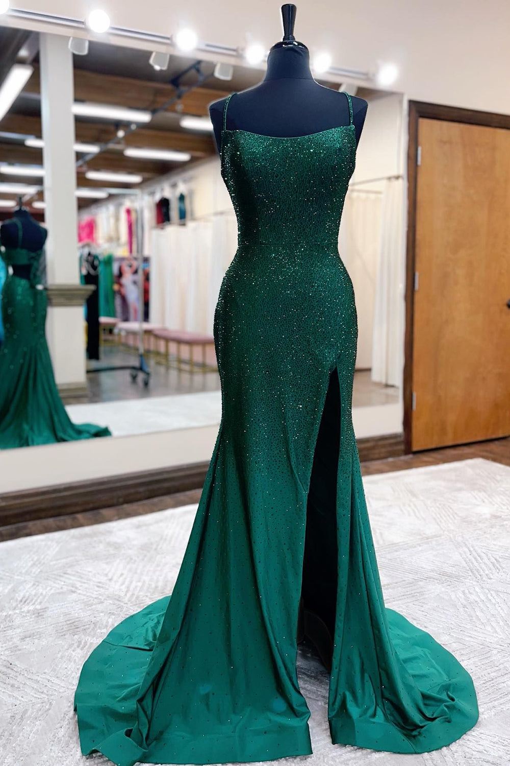 Emelia | Vestido de fiesta de satén con cuentas y tirantes finos de sirena con abertura