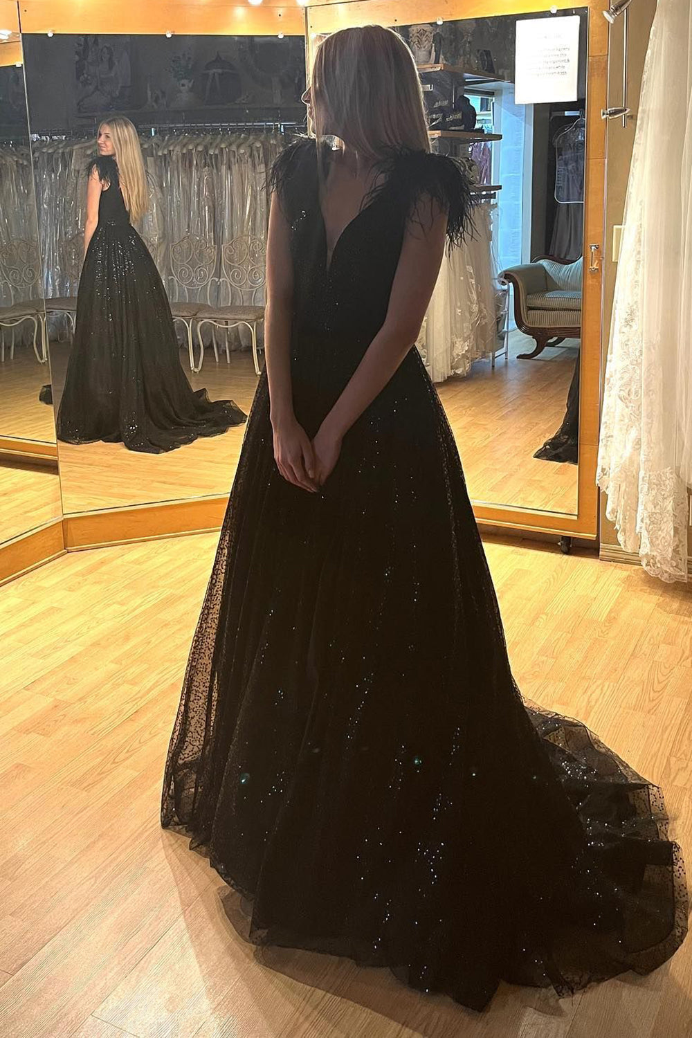 Carolina |A-Linien-Ballkleid aus Tüll mit Pailletten und V-Ausschnitt und Schlitz