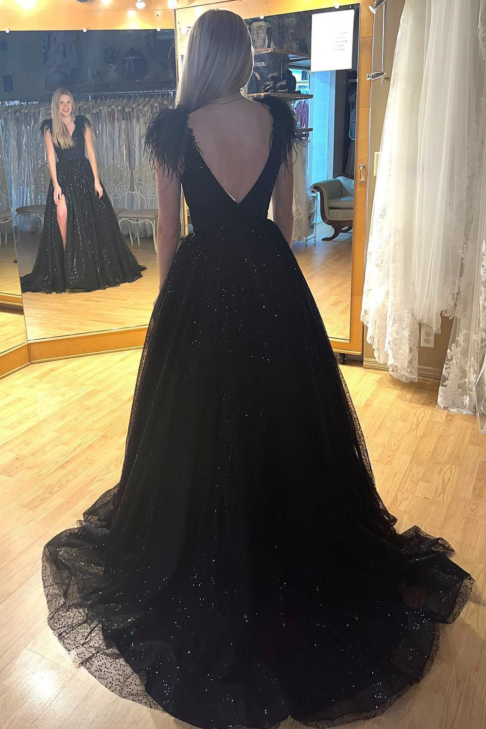 Carolina |A-Linien-Ballkleid aus Tüll mit Pailletten und V-Ausschnitt und Schlitz