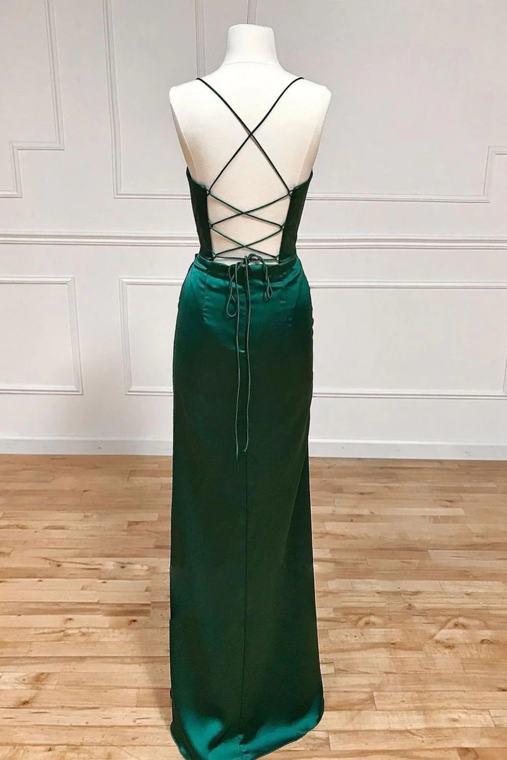 Lola | Vestido de fiesta de satén con corsé, tirantes finos y abertura
