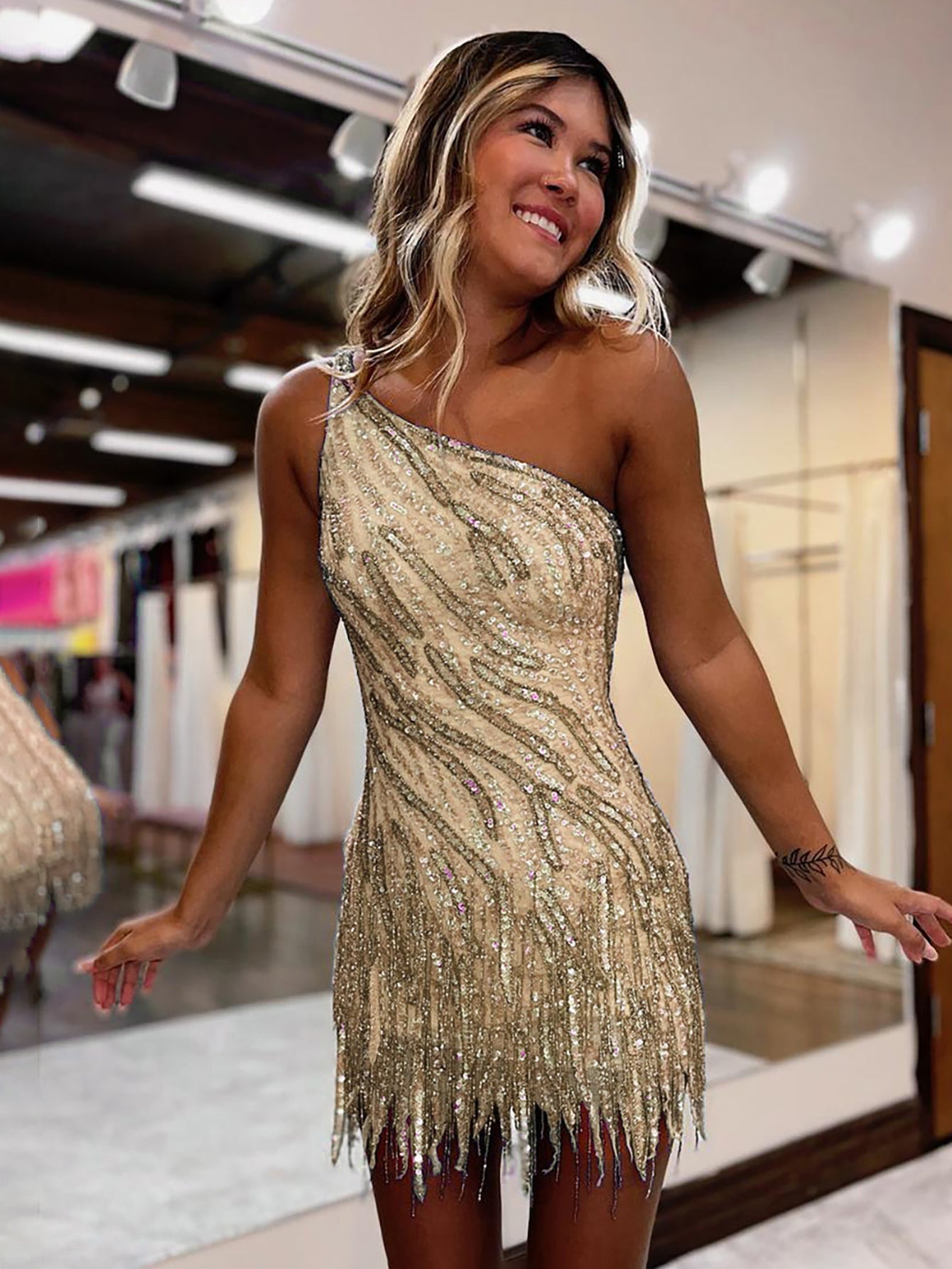 Isenia | Glitzerndes blaues One-Shoulder-Pailletten-Kurzkleid mit Fransen