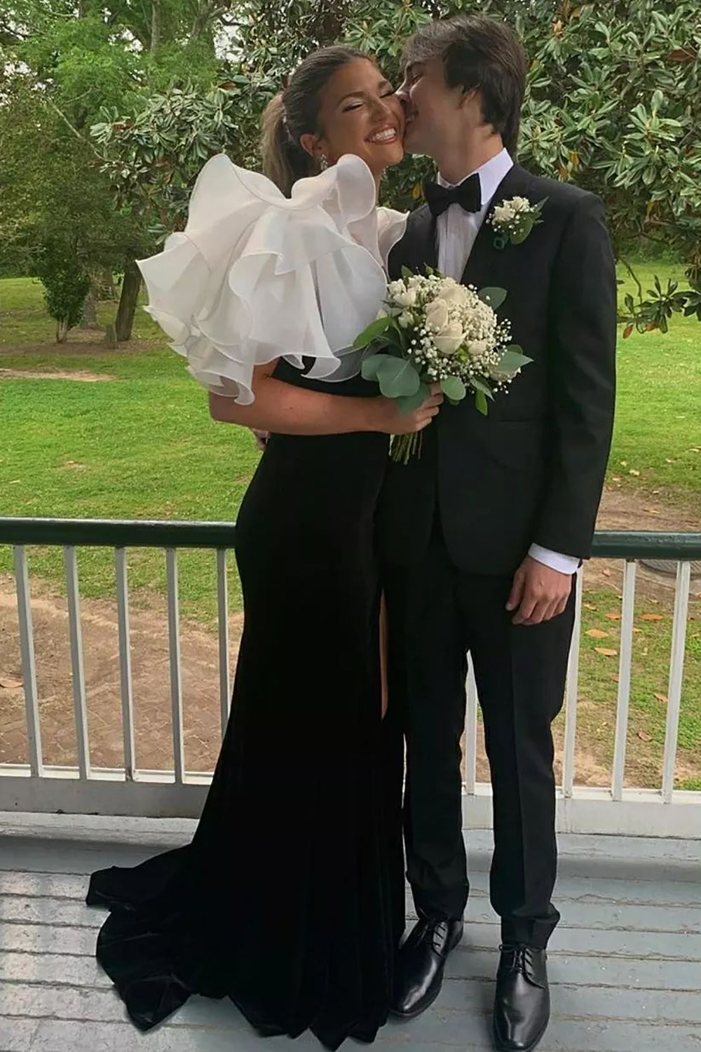 París | Vestido de fiesta de terciopelo con escote en V y abertura estilo sirena
