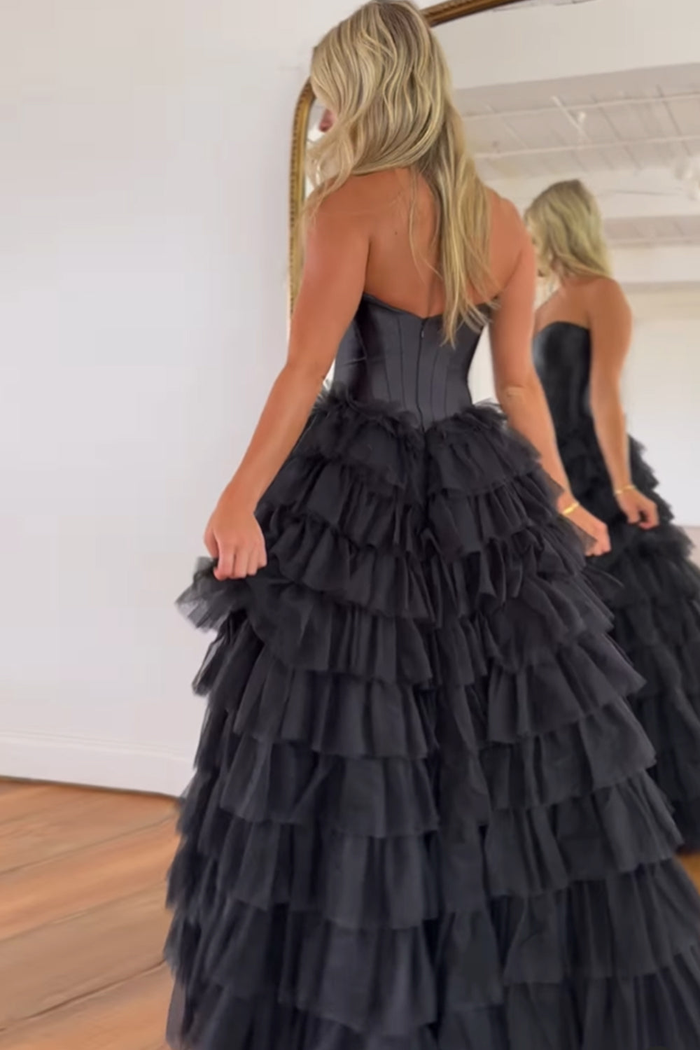 Harmony | Vestido de fiesta de tul con escote en forma de corazón, capas y abertura
