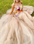 Adeline | Champagnerfarbenes, langes A-Linien-Ballkleid mit Herzausschnitt und Blumenmuster und Applikationen