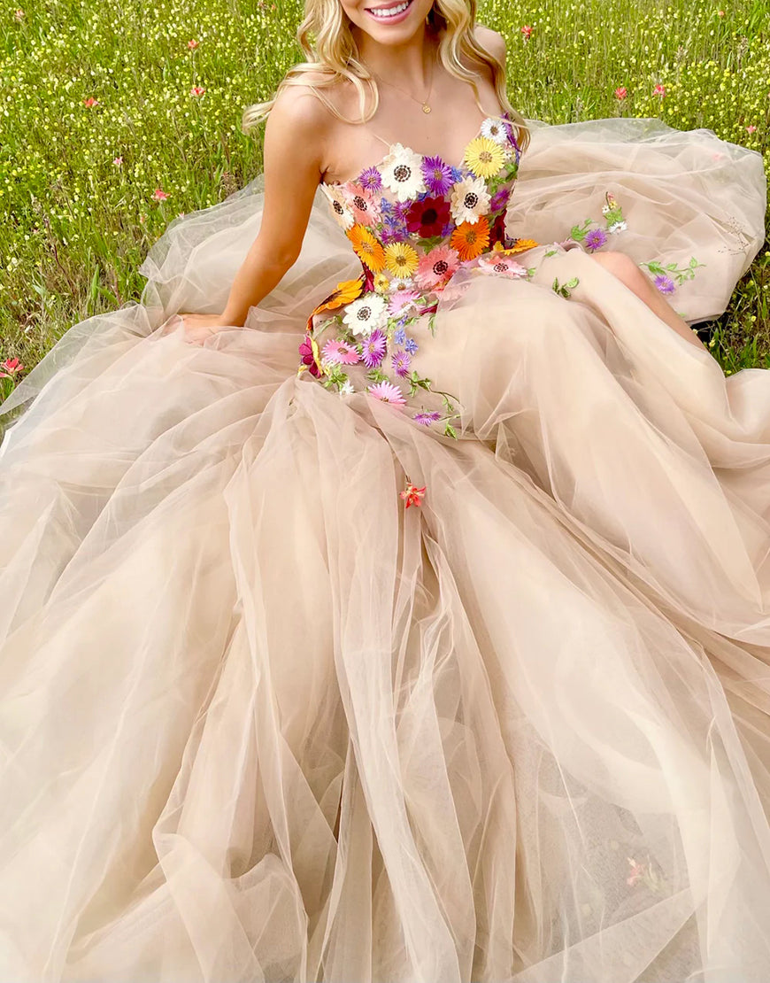 Adeline | Vestido de fiesta largo color champán con escote en forma de corazón y flores, con apliques