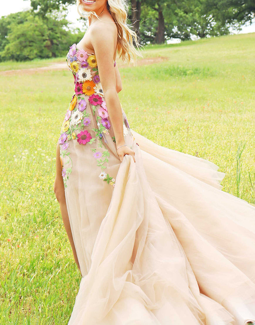Adeline | Champagnerfarbenes, langes A-Linien-Ballkleid mit Herzausschnitt und Blumenmuster und Applikationen
