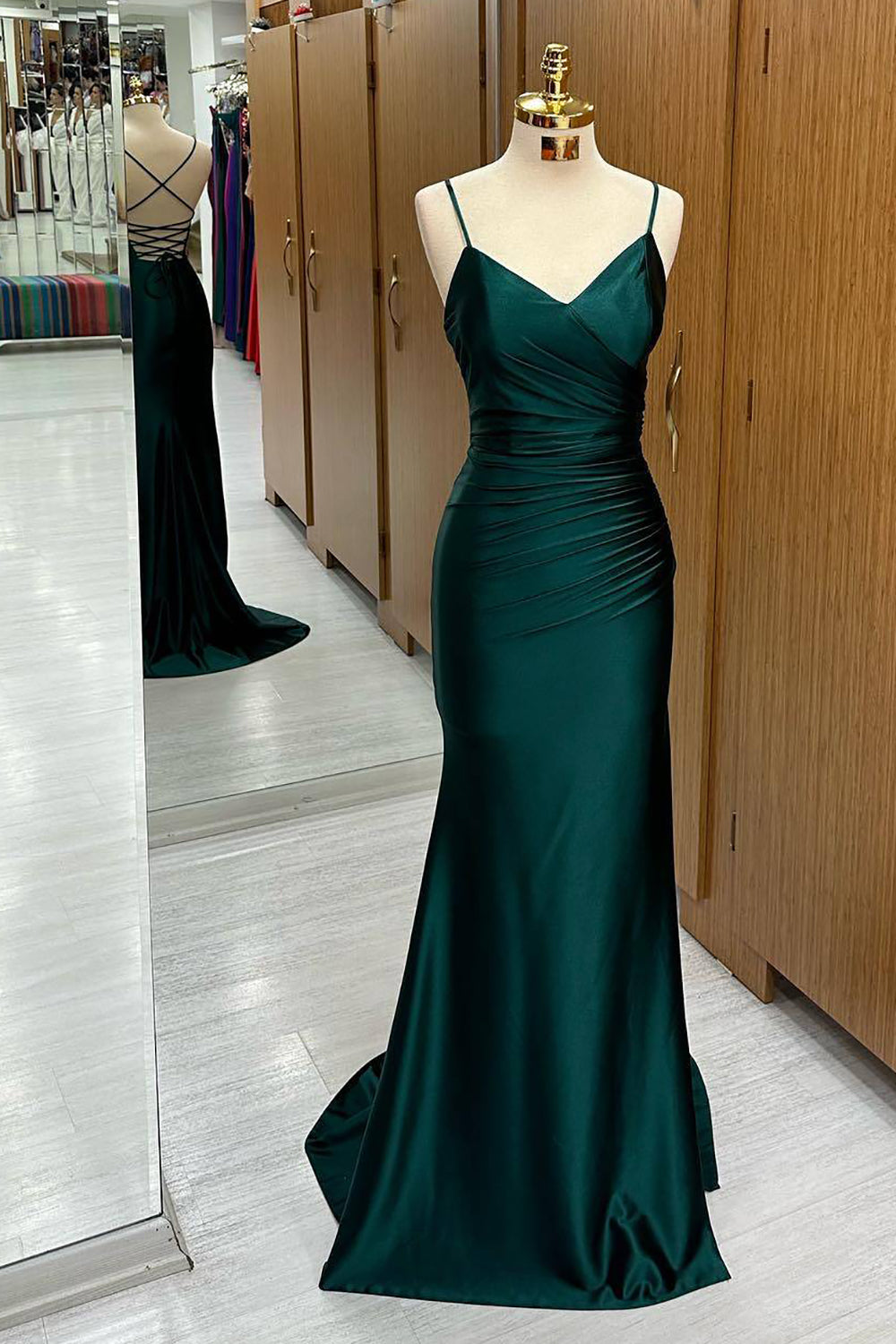 Vestido de fiesta largo de satén estilo sirena verde oscuro