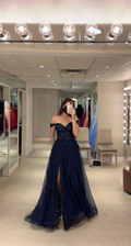 Vestido de noche azul marino con hombros descubiertos y abertura. Vestido de graduación azul marino Y6781