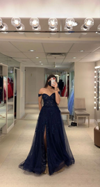Vestido de noche azul marino con hombros descubiertos y abertura. Vestido de graduación azul marino Y6781