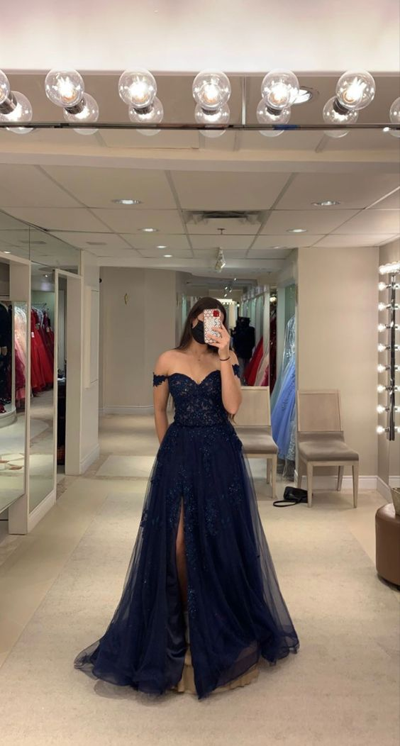 Vestido de noche azul marino con hombros descubiertos y abertura. Vestido de graduación azul marino Y6781