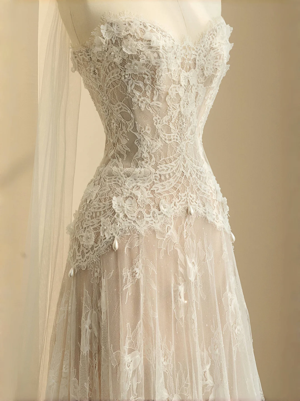 Hübsches trägerloses Tüll-Spitzen-Brautkleid in A-Linie, formelles Abschlussball-Abendkleid Y8686