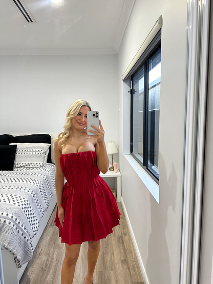 Trägerloses rotes Rüschen-A-Linien-Heimkehrkleid, Mini-Ballkleid Y8004