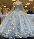 Vestido largo azul claro con apliques 3D y hombros descubiertos, estilo princesa Y260