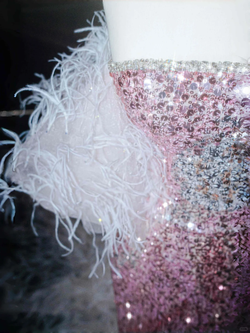 Fee Rosa Trägerloses Pailletten Federn Meerjungfrau Abendkleid Schlitz Ballkleid Y8660