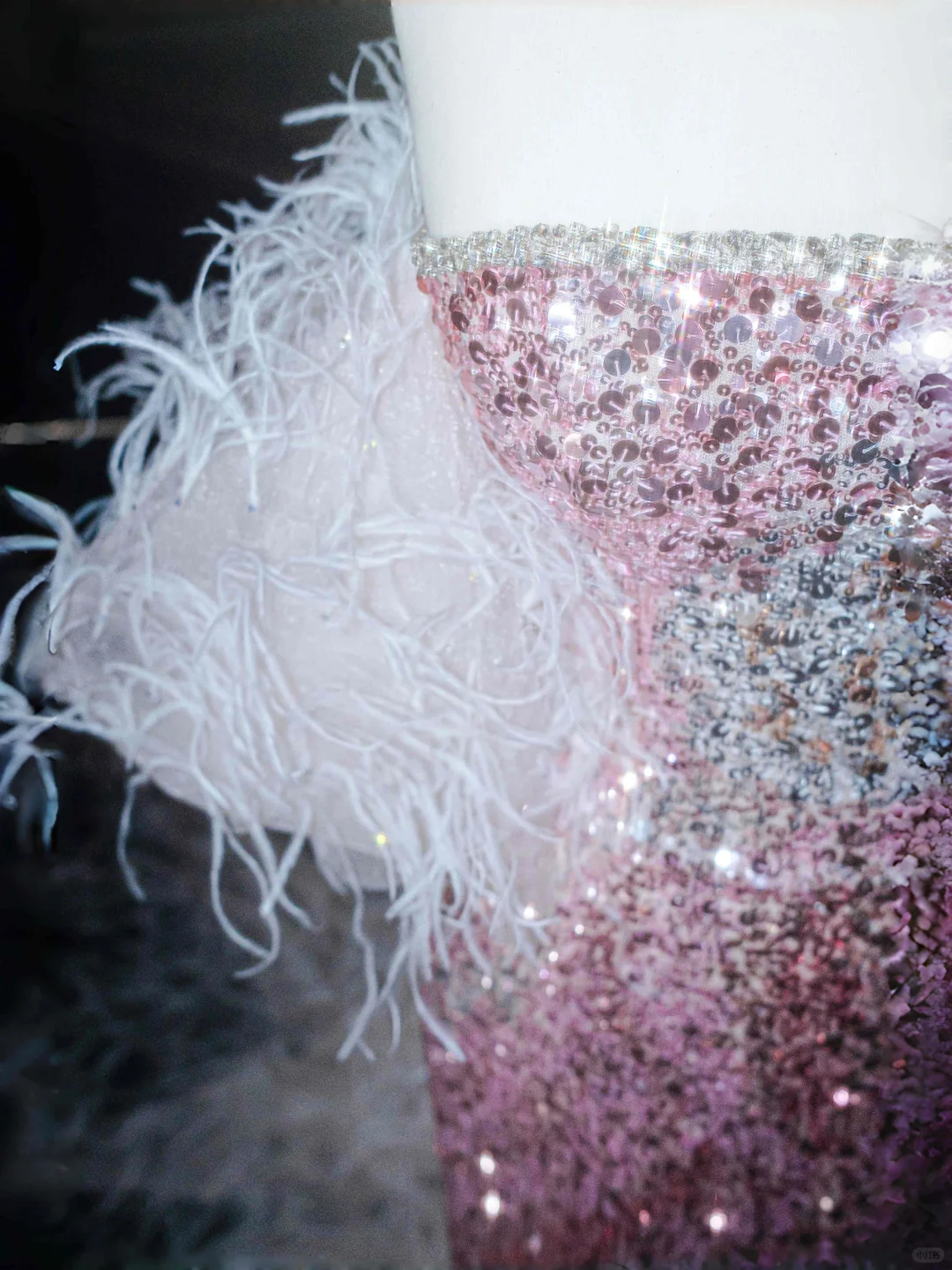Fee Rosa Trägerloses Pailletten Federn Meerjungfrau Abendkleid Schlitz Ballkleid Y8660