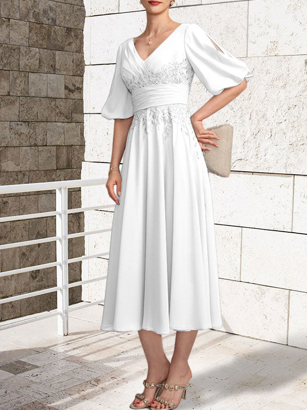 Vestido de madre de la novia de gasa con encaje, escote en V y largo hasta la rodilla con pliegues