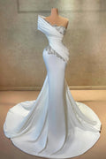 Vestido de fiesta blanco largo de satén con encaje de sirena y un solo hombro con cuentas