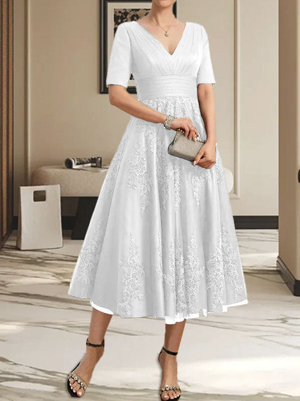 Vestido de madre de la novia de tul con encaje, escote en V y corte A hasta la rodilla con pliegues