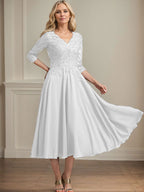 A-Linie V-Ausschnitt Wadenlanges Chiffon-Spitzenkleid für die Brautmutter mit Perlen und Pailletten 