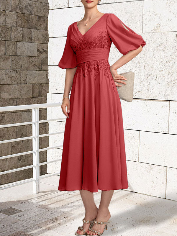 Vestido de madre de la novia de gasa con encaje, escote en V y largo hasta la rodilla con pliegues