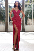 Vestido de fiesta sencillo color rojo vino con escote en forma de corazón y abertura
