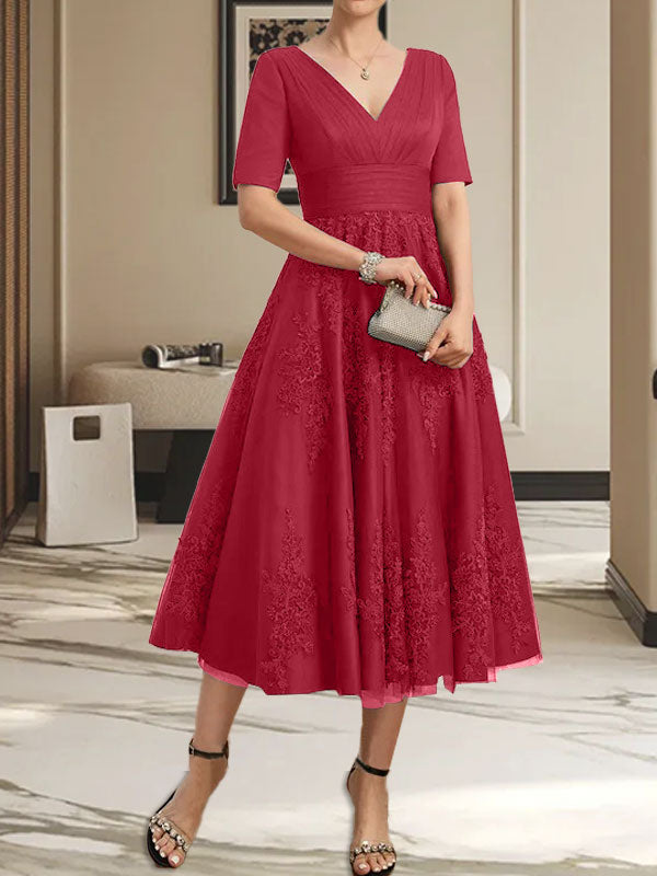 Vestido de madre de la novia de tul con encaje, escote en V y corte A hasta la rodilla con pliegues