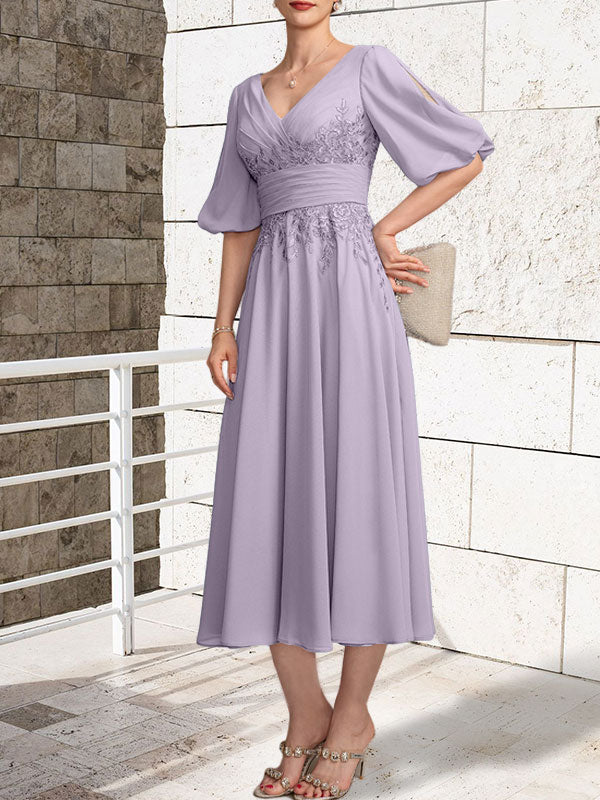 Vestido de madre de la novia de gasa con encaje, escote en V y largo hasta la rodilla con pliegues