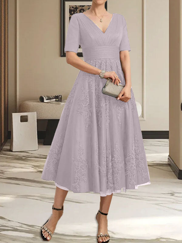Vestido de madre de la novia de tul con encaje, escote en V y corte A hasta la rodilla con pliegues