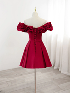 Burgunderrotes A-Linien-Heimkehrkleid aus Satin mit schulterfreiem Schnitt, Y2506