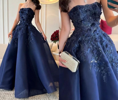 Wunderschönes marineblaues trägerloses A-Linien-Ballkleid mit Applikationen Y8274