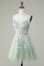 Vestido de fiesta con tirantes finos en color salvia polvoriento y espalda cruzada Y2925
