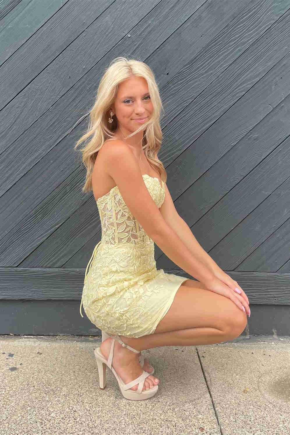 Vestido de fiesta sin tirantes, con apliques y cordones Y2490