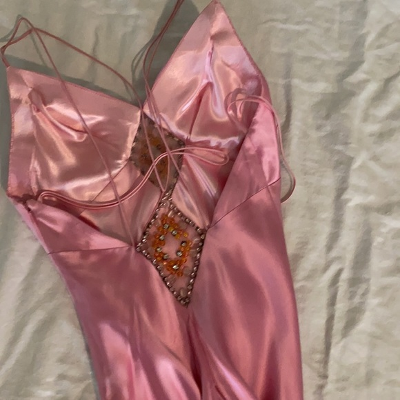 Wunderschönes rosa Spaghettiträger Satin Perlen Abendkleid Langes Ballkleid Y8216