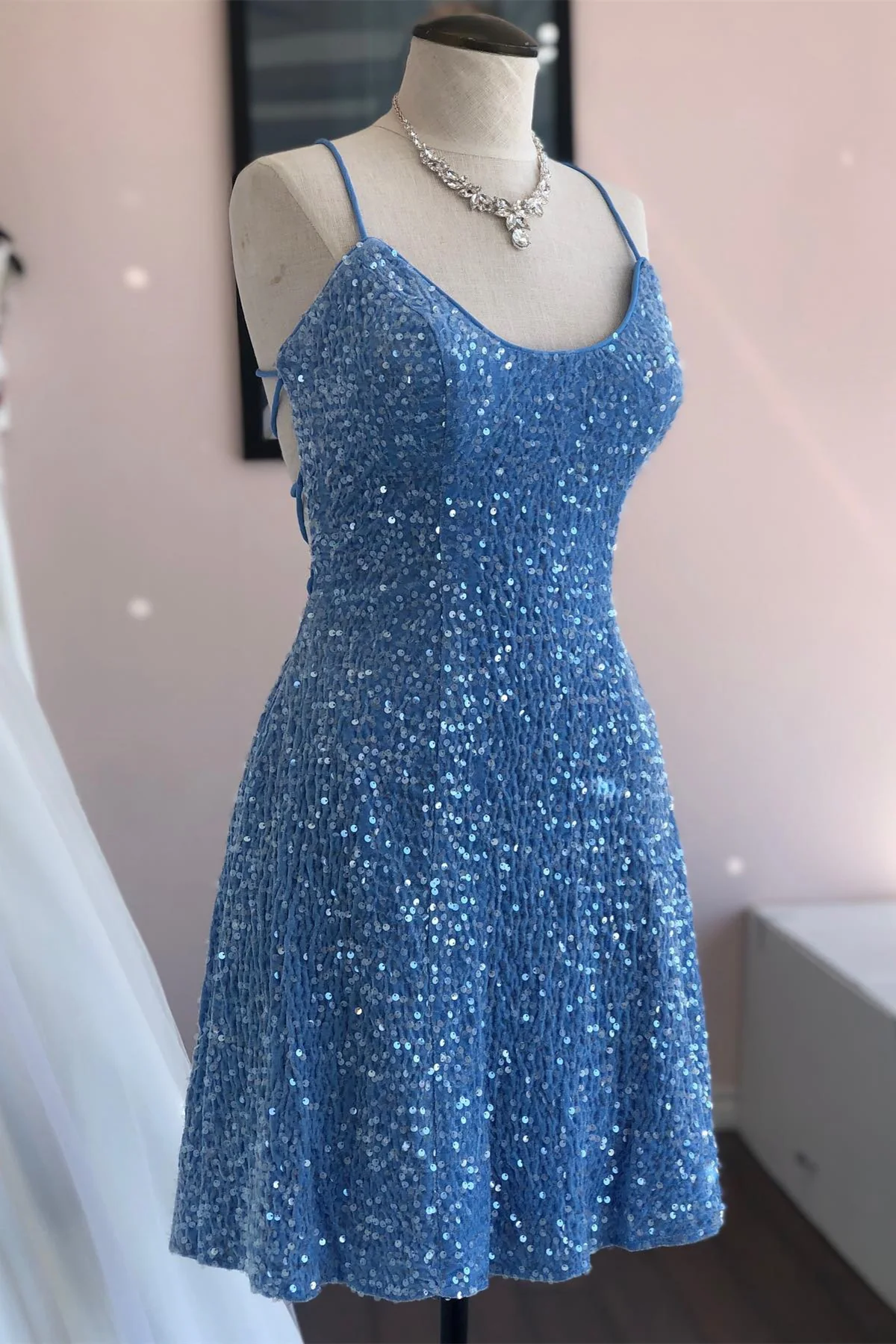 Vestido corto azul de fiesta con lentejuelas y cordones Y3007