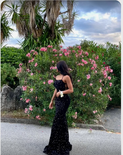 Langes Abendkleid mit glänzenden schwarzen Pailletten und Schnürung am Rücken Y4946