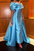 Schulterfreies Abendkleid aus blauem Satin Y4026